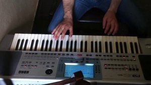 Прекрасно играет на синтезаторе.mp4