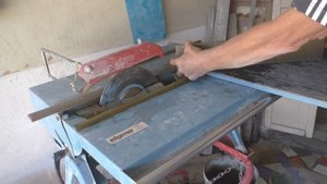 Изготовление Г образного плинтуса из керамогранита для ступеней.