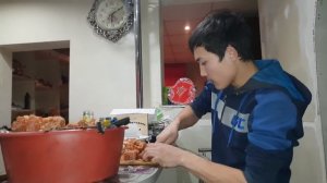 Насаживание мяса на шампура для шашлыка