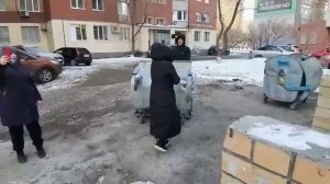 В Тюмени жители многоэтажки и управляющая компания устроили войну конфликт из-за мусорных баков