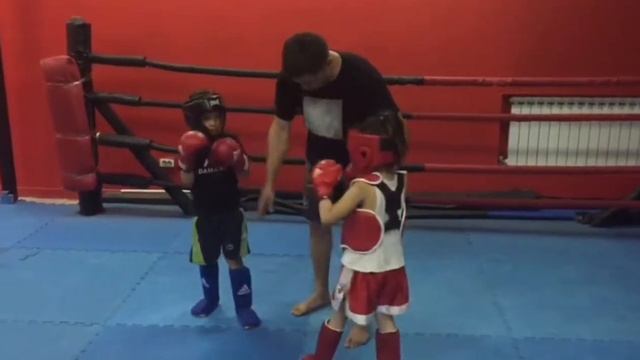 Девочка боксёр, муайтай. Арымбаева Ясмина 6 лет. Спарринги и соревнования. Девочка против мальчика смотреть онлайн