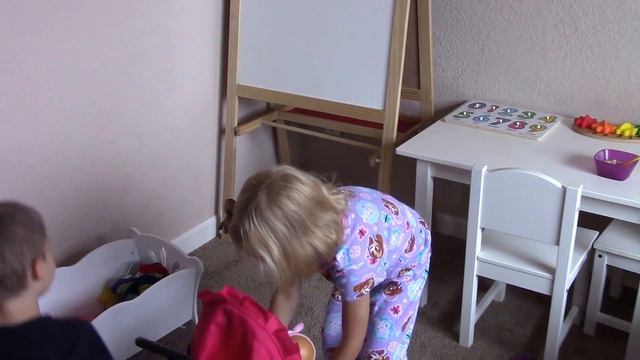 КАК МАЛЬЧИКИ ИГРАЮТ В КУКЛЫ.Как мама и папа!!Little kids playing with baby dolls.