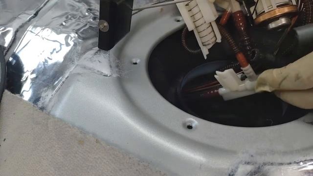 Mercedes W211 не работает датчик топлива Меняем насос.фильтр W211 FUEL PUMP REMOVAL AND REPLACEMEN смотреть онлайн