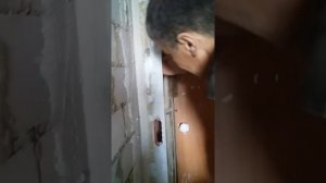 Гипсовый маяк срезаем шнуром)