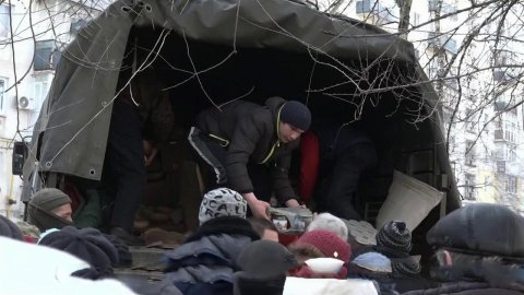 Для жителей города Рубежное в ЛНР гуманитарную помощь оставляют прямо у подъездов