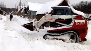 Гусеничный минипогрузчик зимой