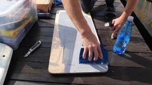 Укладка искусственного тика на катер Quicksilver 705 Activ