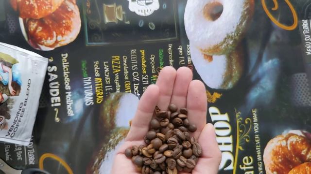 Распаковка кофе Mr. Brown. Осмотр зерен. смотреть онлайн