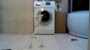 Сестра моется и не может поверить глазам