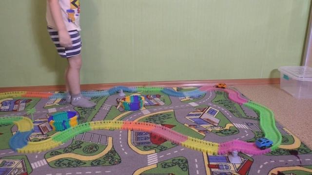 Гибкий трек с машинками/ видео для детей/ flexible track with cars/ video for kids смотреть онлайн