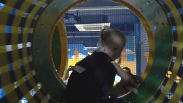 Детский игровой лабиринт с горками и бассейном с шариками смотреть онлайн