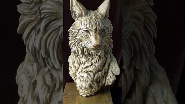 Скульптура рысь. Материал гипс, тонировка декоративная, вощение, подставка дерево.