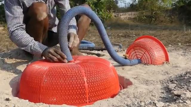 Простая креативная ловушка для змей, сделанная своими руками из красной корзины и длинной трубы, ко смотреть онлайн