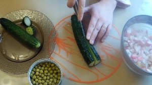 Салат с крабовыми палочками и зеленым горошком