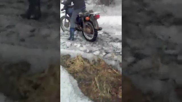 Еще раз рою снег на мотоцикле "Минск" :D