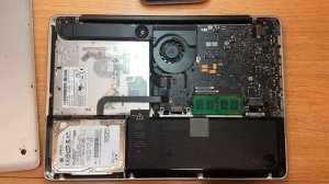 MacBook Pro late 2010 open to clean fan radiator and unplug battery