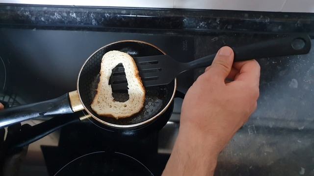 БЮДЖЕТНЫЙ ЗАВТРАК! Яйцо в хлебе. Экономно и вкусно.