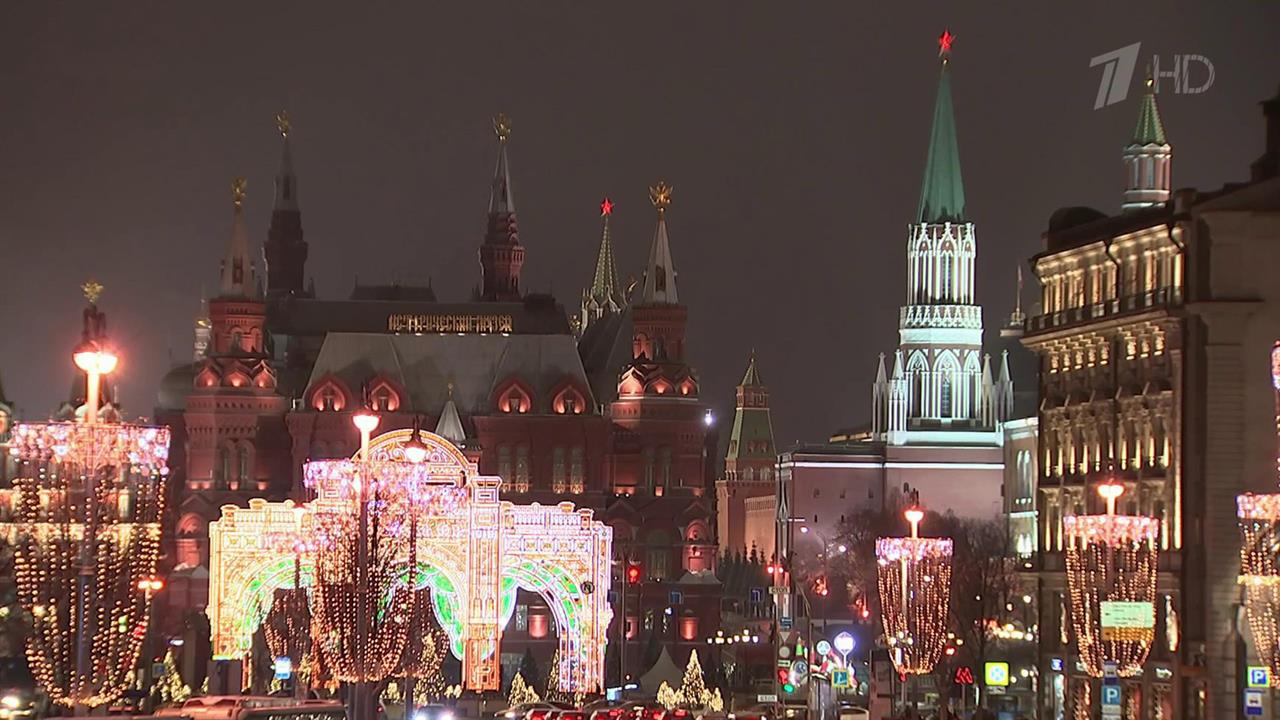 На улицах Москвы засияли новогодние гирлянды и световые инсталляции