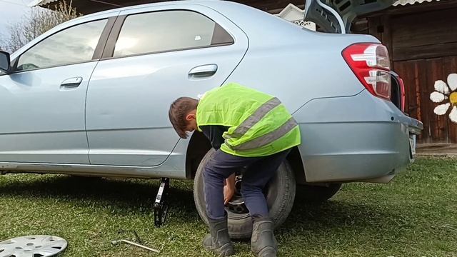 Замена колеса на Шевроле Кобальт