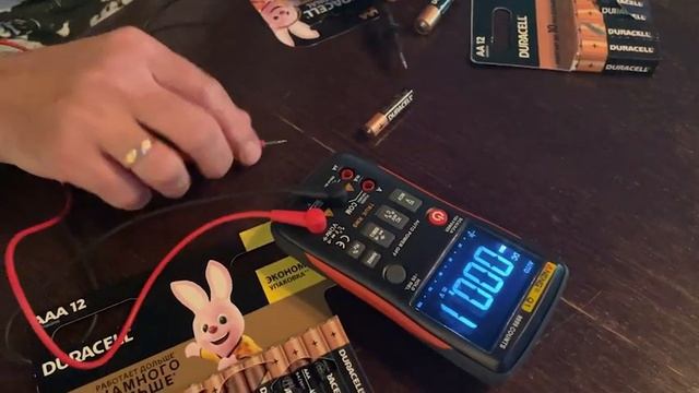 Батарейки Duracell размера AA Мизинчиковые, ААА Пальчиковые.