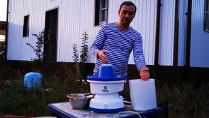 Много яблочного сока и быстро соковыжималка НЕПТУН