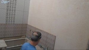 Укладка плитки на стены в ванной комнате.