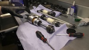 Подвеска. Задний амортизатор. Замена масла, сборка.