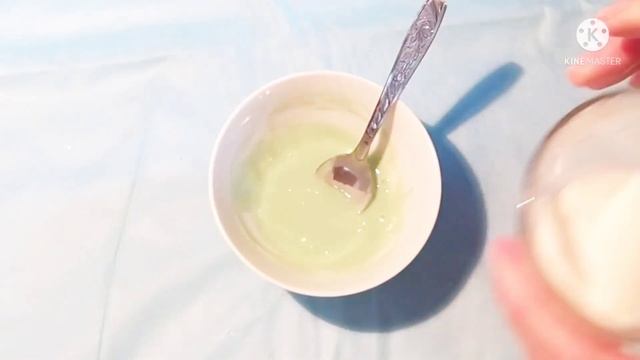 Katta kokrakli tola ayollarning fotosuratlari Cho‘kkalab o‘tirgan ayolning etagi ostida