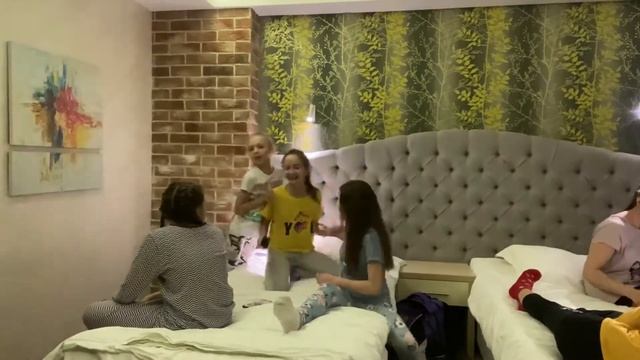 Улетаем в Сочи с командой ! ❤️ Заплетаю всем косички ! ? Рум Тур комнаты.☝️ Наше утро ? смотреть онлайн