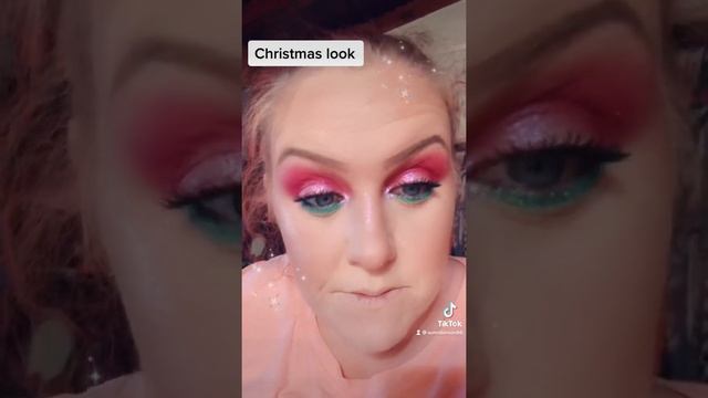 Quick Christmas look I did using #jeffreestar #red/green #eyeshadowtutorial смотреть онлайн