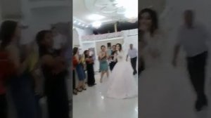 Поёт маме на свадьбе