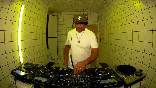 Goldie | HÖR - Apr 1 / 2023 смотреть онлайн