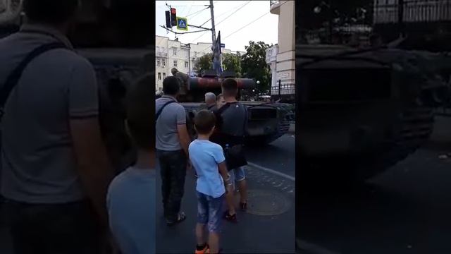 Ростов. Люди, мятежный Вагнер, танки, стоят, общаются, консолидируется.