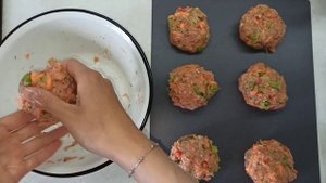 Котлеты из индейки с овощами под томатным соусом