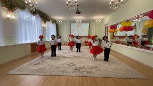 "Танец орехов и рябинок" музыка  А.Евтодьевой, танцуют дети старшей группы