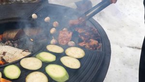 Рецепт: Свиные рёбра ГРИЛЬ с овощами и соусом Песто. Готовим на Везувии с Глебом Астафьевым