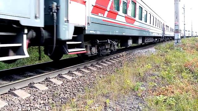 ЭЛЕКТРОВОЗ ЭП1 - 122 С ПАССАЖИРСКИМ ПОЕЗДОМ НАПРАВЛЕНИЕМ МОСКВА - МУРМАНСК - АНАПА НА ПЛ. НАДВОИЦЫ. смотреть онлайн