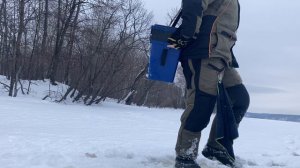 ЗИМНЯЯ РЫБАЛКА. В ГЛУХОЗИМИЕ. ОТПУСТИЛ МОРМЫШКУ В КОРЯГУ. Рыба загибает кивок.