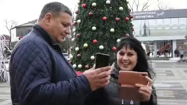 Живые фотографии в Крымске:  Поздравление Деда Мороза и Снегурочки смотреть онлайн