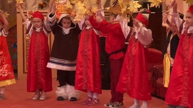 Песня "Соберем букет из листьев" (К. Блюм) Группа №7 "Светлячки" смотреть онлайн