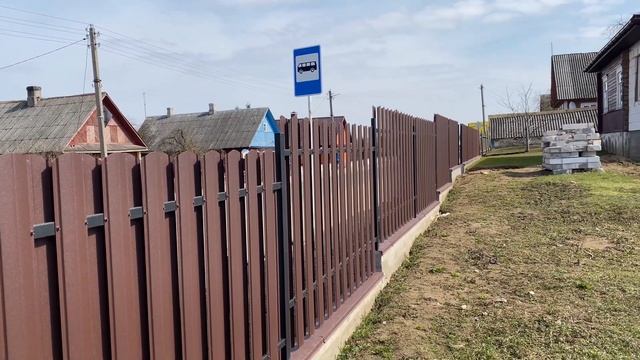 Заборы из металлического штакетника ELLIPCE, цвет по RAL 8017. смотреть онлайн