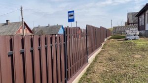 Заборы из металлического штакетника ELLIPCE, цвет по RAL 8017.