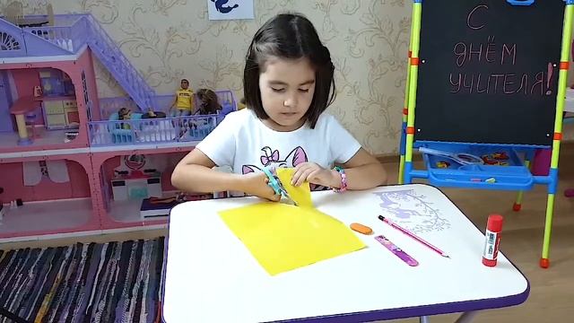 Тамила учит как сделать подарок для учителя