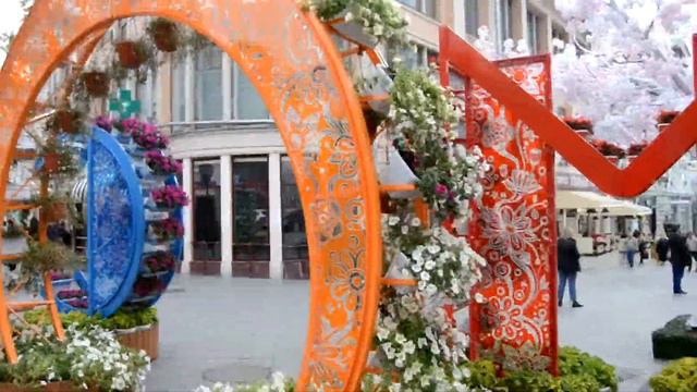 Прогулка по Москве, Каролина лезет на большую корову смотреть онлайн