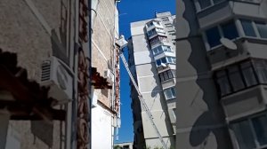 Установка кондиционера на четвертом этаже.