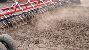 Промежуточная обработка почвы и закрытие влаги орудием ЛДГ-10 (2-кратная обработка БДТ в 2020 г.)
