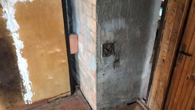 Уборка в заброшенном доме / Пылесошу потолок, стены, пол