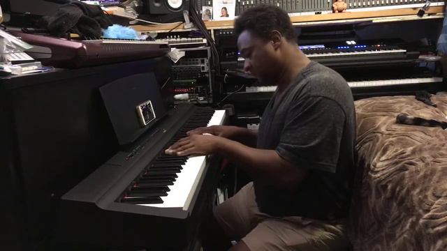 Kris not awake early morning playing his Yamaha P-125B Lifestream смотреть онлайн