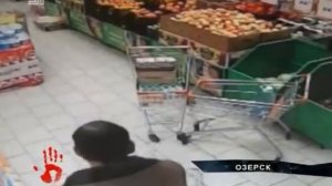 Мужчина вышел из супермаркета с большим пакетом не оплатив продукты