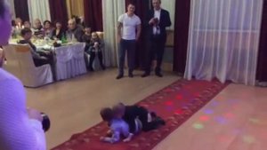 Дочь поёт маме песню в день её рождения 08 02 16